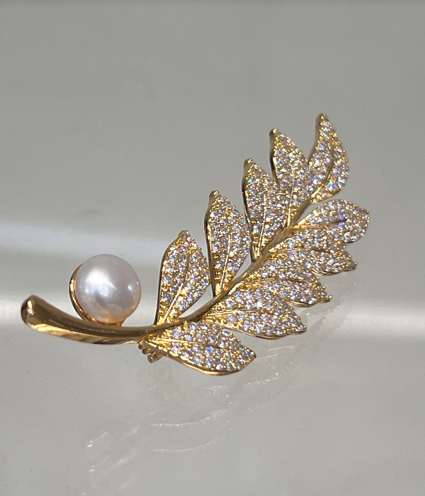 Elegant brooch