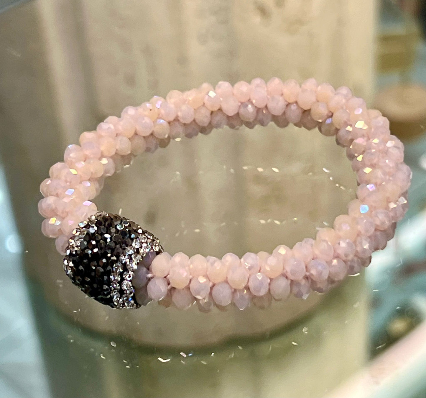 Bracciale elastico con cristalli rosa pallido fine ed elegante ,senza tempo!